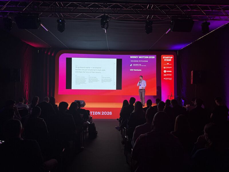 Stanko Nedić presenting on stage to a seated conference audience